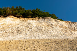Deutschland, Mecklenburg-Vorpommern, Sassnitz, Kreidefelsen, Wissower Klinken, Bäume stehen am Abgrund, Nationalpark Jasmund, Unesco-Weltnaturerbe, Ostsee Deutschland, Mecklenburg-Vorpommern, Sassnitz, Kreidefelsen, Wissower Klinken, Bäume stehen am Abgrund, Nationalpark Jasmund, Unesco-Weltnaturerbe, Ostsee