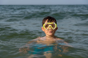 Deutschland, Mecklenburg-Vorpommern, Insel Rügen, Ostseebad Binz, Junge mit Taucherbrille, Ostsee Deutschland, Mecklenburg-Vorpommern, Insel Rügen, Ostseebad Binz, Junge mit Taucherbrille, Ostsee