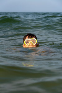 Deutschland, Mecklenburg-Vorpommern, Insel Rügen, Ostseebad Binz, Junge mit Taucherbrille, Ostsee Deutschland, Mecklenburg-Vorpommern, Insel Rügen, Ostseebad Binz, Junge mit Taucherbrille, Ostsee