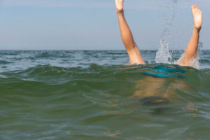 Deutschland, Mecklenburg-Vorpommern, Insel Rügen, Ostseebad Binz, Beine eines Jungen gucken aus dem Wasser, Ostsee Deutschland, Mecklenburg-Vorpommern, Insel Rügen, Ostseebad Binz, Beine eines Jungen gucken aus dem Wasser, Ostsee