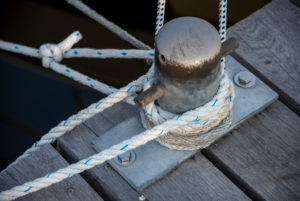 Deutschland, Mecklenburg-Vorpommern, Insel Rügen, Festmachleinen halten ein Segelboot im Naturhafen Seedorf Deutschland, Mecklenburg-Vorpommern, Insel Rügen, Festmachleinen halten ein Segelboot im Naturhafen Seedorf