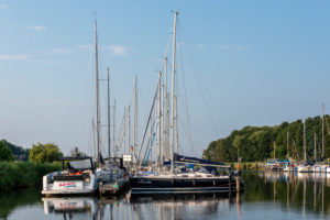 Deutschland, Mecklenburg-Vorpommern, Ostseebad Sellin, Segelboote und Yachten liegen im Naturhafen Seedorf auf der Insel Rügen. Deutschland, Mecklenburg-Vorpommern, Ostseebad Sellin, Segelboote und Yachten liegen im Naturhafen Seedorf auf der Insel Rügen.