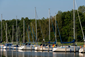 Deutschland, Mecklenburg-Vorpommern, Ostseebad Sellin, Segelboote und Yachten liegen im Naturhafen Seedorf auf der Insel Rügen. Deutschland, Mecklenburg-Vorpommern, Ostseebad Sellin, Segelboote und Yachten liegen im Naturhafen Seedorf auf der Insel Rügen.