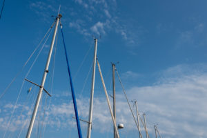 Deutschland, Mecklenburg-Vorpommern, Ostseebad Sellin, im Naturhafen Seedorf auf der Insel Rügen ragen die Masten von Segelbooten in den Himmel, Detailansicht Deutschland, Mecklenburg-Vorpommern, Ostseebad Sellin, im Naturhafen Seedorf auf der Insel Rügen ragen die Masten von Segelbooten in den Himmel, Detailansicht