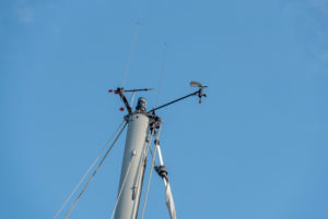 Windmesser, Kompass, Antennen, Positionsleuchte auf dem Mast eines Segelbootes Windmesser, Kompass, Antennen, Positionsleuchte auf dem Mast eines Segelbootes