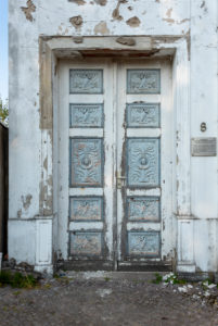 Deutschland, Mecklenburg-Vorpommern, Putbus, verzierte Tür eines Kavaliershauses am Circus, einem historischen Rodellplatz, Detailansicht Deutschland, Mecklenburg-Vorpommern, Putbus, verzierte Tür eines Kavaliershauses am Circus, einem historischen Rodellplatz, Detailansicht