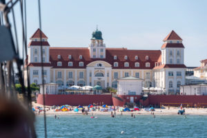 Deutschland, Mecklenburg-Vorpommern, Ostseebad Binz, Kurhaus, Strandhotel, Touristen Deutschland, Mecklenburg-Vorpommern, Ostseebad Binz, Kurhaus, Strandhotel, Touristen
