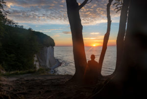 Deutschland, Mecklenburg-Vorpommern, Insel Rügen, Saßnitz, Mann beobachtet Sonnenaufgang, Wissower Klinken, Ostsee Deutschland, Mecklenburg-Vorpommern, Insel Rügen, Saßnitz, Mann beobachtet Sonnenaufgang, Wissower Klinken, Ostsee