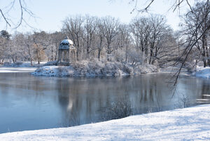 Snow-covered Marientempel at the Adolf-Mittag-See, Stadtpark Rotehorn, Magdeburg, Saxony-Anhalt, Germany