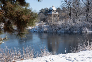 Snow-covered Marientempel at the Adolf-Mittag-See, Stadtpark Rotehorn, Magdeburg, Saxony-Anhalt, Germany