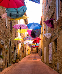 Straße mit bunten Regenschirmen in Paciano (Umbrien) Straße mit bunten Regenschirmen in Paciano (Umbrien)