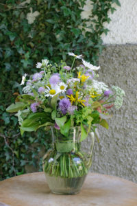 Meadow bouquet 'impressionistic' in front of ivy wall