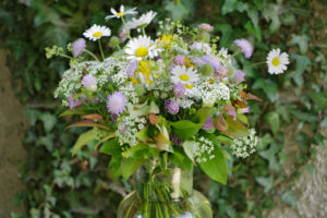 Meadow bouquet 'impressionistic' in front of ivy wall