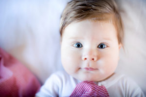 Baby, Junge, Portrait, blaue Augen, blickt freundlich in die Kamera Baby, Junge, Portrait, blaue Augen, blickt freundlich in die Kamera
