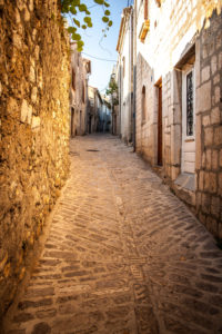 Insel Krk, Kroatien, Gasse, alte Steinhäuser, Abendlicht Insel Krk, Kroatien, Gasse, alte Steinhäuser, Abendlicht