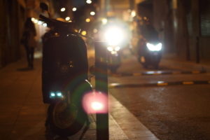 Roller und Motorräder bei Nacht in den Straßen Barcelonas Roller und Motorräder bei Nacht in den Straßen Barcelonas