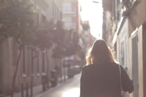 Junge Frau schlendert durch das sommerliche Barcelona
Junge Frau schlendert durch das sommerliche Barcelona