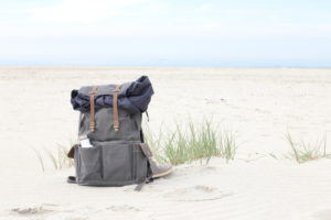 Ein Rucksack am Strand Ein Rucksack am Strand