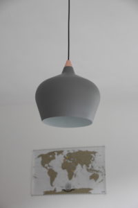Pendelleuchte in grau mit einer Weltkarte im Hintergrund Pendelleuchte in grau mit einer Weltkarte im Hintergrund