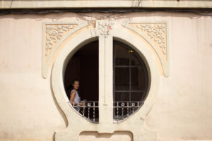 Junge Frau in rundem Fenster Junge Frau in rundem Fenster