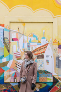 Junge Frau vor bunter Fassade. Junge Frau vor bunter Fassade.
