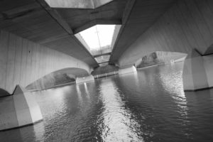 Die Torminbrücke von unten in schwarzweiß. Die Torminbrücke von unten in schwarzweiß.