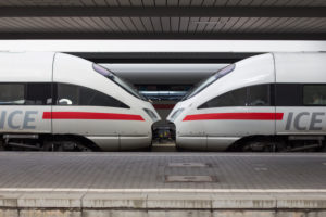 zwei ICE Triebwagen gegenüber, zwei ICE Triebwagen gegenüber,