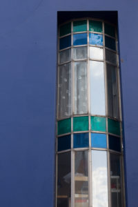 Rundes Fenster an blauem Haus. Rundes Fenster an blauem Haus.