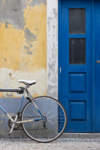 Rennrad, Fassade und Tür im selben Farbschema Rennrad, Fassade und Tür im selben Farbschema