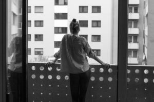 Frau auf dem Balkon Frau auf dem Balkon