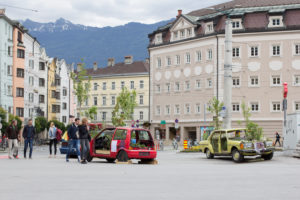 Urban Gardening, alte Autos in denen es blüht und wächst. Urban Gardening, alte Autos in denen es blüht und wächst.
