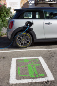 An der Ladestation mit dem elektrischen Mini Cooper SE An der Ladestation mit dem elektrischen Mini Cooper SE