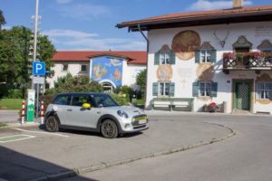 An der Ladestation mit dem elektrischen Mini Cooper SE An der Ladestation mit dem elektrischen Mini Cooper SE
