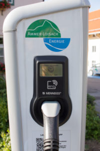 An der Ladestation mit dem elektrischen Mini Cooper SE An der Ladestation mit dem elektrischen Mini Cooper SE
