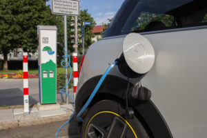 An der Ladestation mit dem elektrischen Mini Cooper SE An der Ladestation mit dem elektrischen Mini Cooper SE