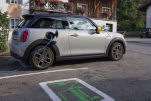 An der Ladestation mit dem elektrischen Mini Cooper SE An der Ladestation mit dem elektrischen Mini Cooper SE