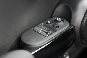 Fensterheber im elektrischen Mini Cooper SE Fensterheber im elektrischen Mini Cooper SE