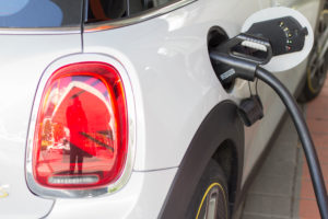 An der Ladestation mit dem elektrischen Mini Cooper SE An der Ladestation mit dem elektrischen Mini Cooper SE