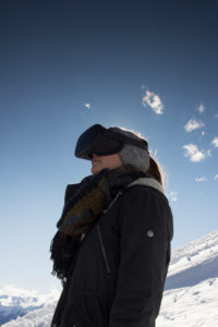 Person mit Virtual-Reality-Brille vor Bergkulisse