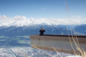 Person mit Virtual-Reality-Brille vor Bergkulisse
