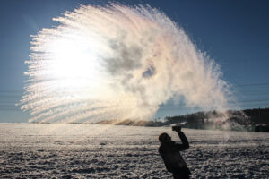 Mpemba effect, boiling water is thrown into the air at sub-zero temperatures