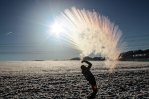 Mpemba effect, boiling water is thrown into the air at sub-zero temperatures