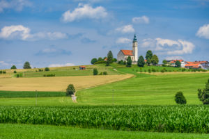 Deutschland, Bayern, Oberbayern, Landkreis Ebersberg, Bruck, Ortsteil Alxing, Kulturlandschaft mit Ortsansicht Deutschland, Bayern, Oberbayern, Landkreis Ebersberg, Bruck, Ortsteil Alxing, Kulturlandschaft mit Ortsansicht