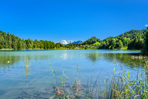 Austria, Tyrol, Kufstein district, Kramsach, Lake Reintal against the Kaiser Mountains