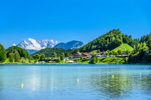 Austria, Tyrol, Kufstein district, Kramsach, Lake Reintal against the Kaiser Mountains