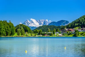 Austria, Tyrol, Kufstein district, Kramsach, Lake Reintal against the Kaiser Mountains