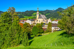 Austria, Tyrol, district Kufstein, Reith im Alpbachtal, view of the village with parish church