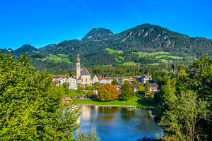 Austria, Tyrol, district Kufstein, Reith im Alpbachtal, Reither See with view of the village and parish church