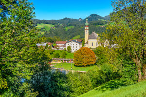 Austria, Tyrol, district Kufstein, Reith im Alpbachtal, Reither See with view of the village and parish church