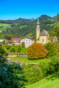 Austria, Tyrol, district Kufstein, Reith im Alpbachtal, Reither See with view of the village and parish church